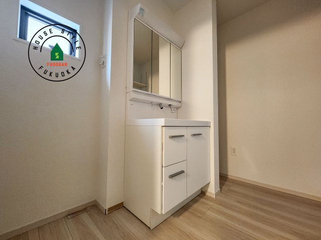 福岡市西区小戸3丁目第6-3棟（2号棟）　の独立洗面台|毎日使うものだから清潔な空間を保ちたい水回り。洗面にはそんな願いを解消させてくれる収納アイデアが満載です。三面鏡の裏側にはキャビネットが現れ小物から背の高い物まで収納できます。