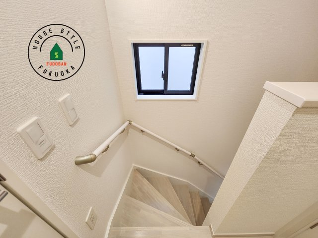 福岡市西区小戸3丁目第6-3棟（2号棟）　の内装|＜手すり付階段＞手すりがないと階段の昇り降りで危険なことはもちろん、壁に手をつきながら歩くことで壁紙が汚れやすくなります。すべての方に快適に昇り降りしていただくため、手すりを設置しました。