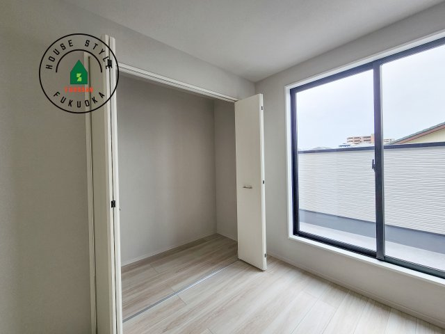 福岡市西区小戸3丁目第6-3棟（2号棟）　の収納|洋服や大きな荷物が多い方や人数の多いご家族などは、一般的なクローゼットよりもウォークインクローゼットのほうが使い勝手が良いです。