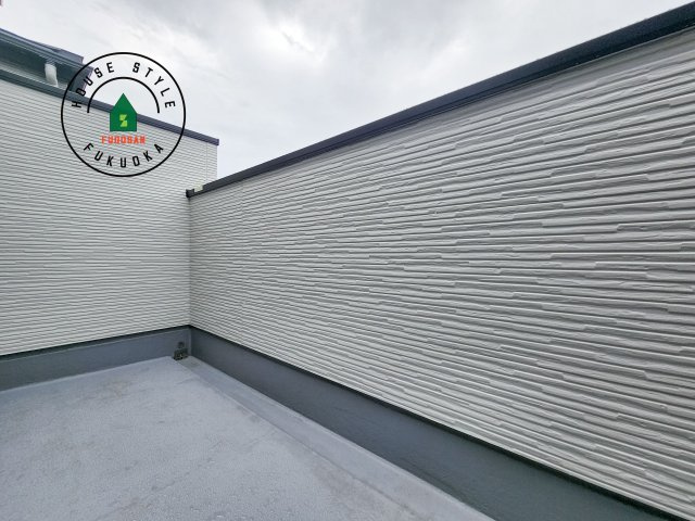 福岡市西区小戸3丁目第6-3棟（2号棟）　のバルコニー|風をしっかりと感じられるバルコニーでは、毎日が洗濯日和です。広々としているので洗濯も楽しくなるでしょうし、気分転換にバルコニーからの眺めを楽しむのもいいでしょう。