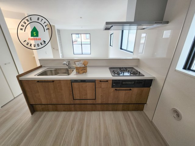 福岡市西区小戸3丁目第6-3棟（2号棟）　のキッチン|ご家族を近くに感じられる対面キッチンのLDK。会話もはずみそうですね。