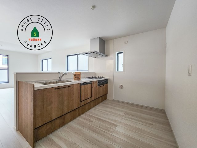 福岡市西区小戸3丁目第6-3棟（2号棟）　のキッチン|ダイニングテーブルへの配膳がラクラク、お料理はかどるカウンター付きシステムキッチン！