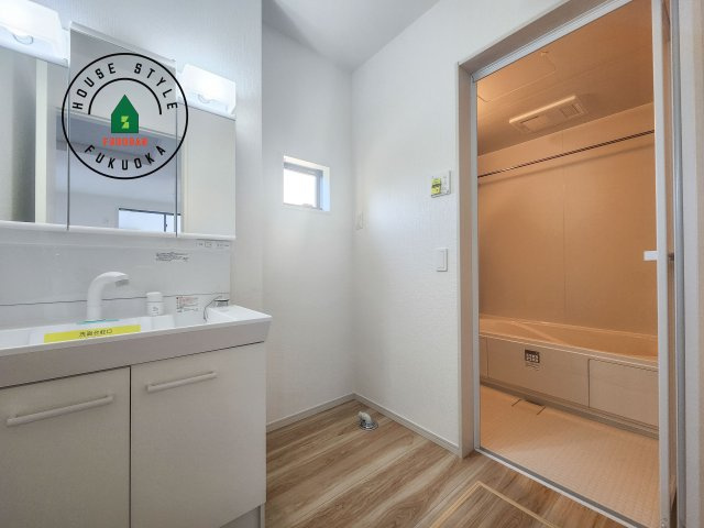 春日市千歳町2丁目第2-1棟（1号棟）　の脱衣所|ゆとりの洗面スペースで朝の身支度もスムーズに。暮らしを快適に変えるシャワー付洗面台です！