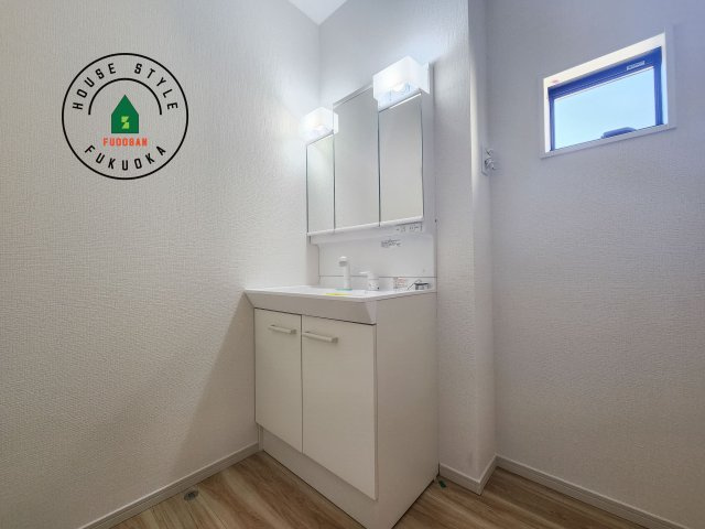 春日市千歳町2丁目第2-1棟（1号棟）　の独立洗面台|毎日使うものだから清潔な空間を保ちたい水回り。洗面にはそんな願いを解消させてくれる収納アイデアが満載です。三面鏡の裏側にはキャビネットが現れ小物から背の高い物まで収納できます。