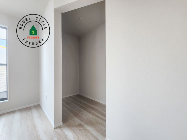 春日市千歳町2丁目第2-1棟（1号棟）　の収納|洋服や大きな荷物が多い方や人数の多いご家族などは、一般的なクローゼットよりもウォークインクローゼットのほうが使い勝手が良いです。