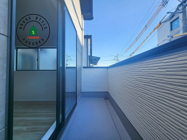 春日市千歳町2丁目第2-1棟（1号棟）　のバルコニー|風をしっかりと感じられるバルコニーでは、毎日が洗濯日和です。広々としているので洗濯も楽しくなるでしょうし、気分転換にバルコニーからの眺めを楽しむのもいいでしょう。