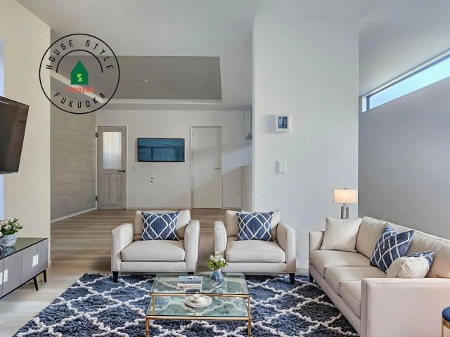 春日市千歳町2丁目第2-1棟（1号棟）　の居間・リビング|キッチンからリビングをしっかり確認できます。家族の笑顔があふれる空間になりそうですね。※家具はCGを合成したものです。