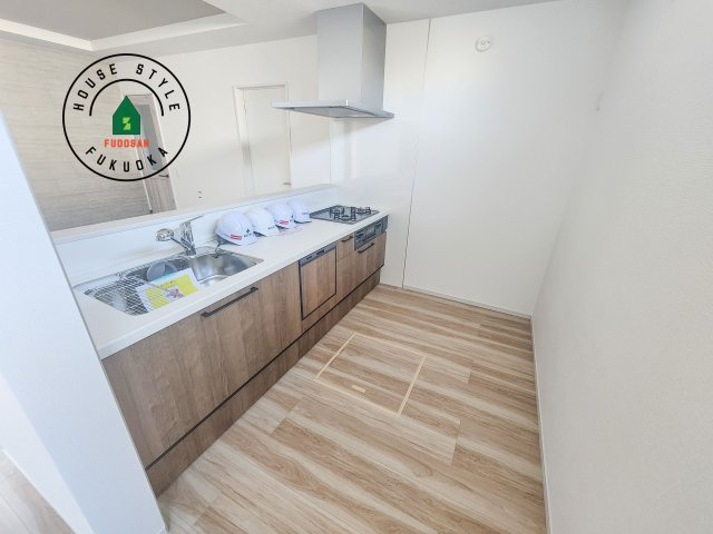 春日市千歳町2丁目第2-1棟（1号棟）　のキッチン|ダイニングテーブルへの配膳がラクラク、お料理はかどるカウンター付きシステムキッチン！