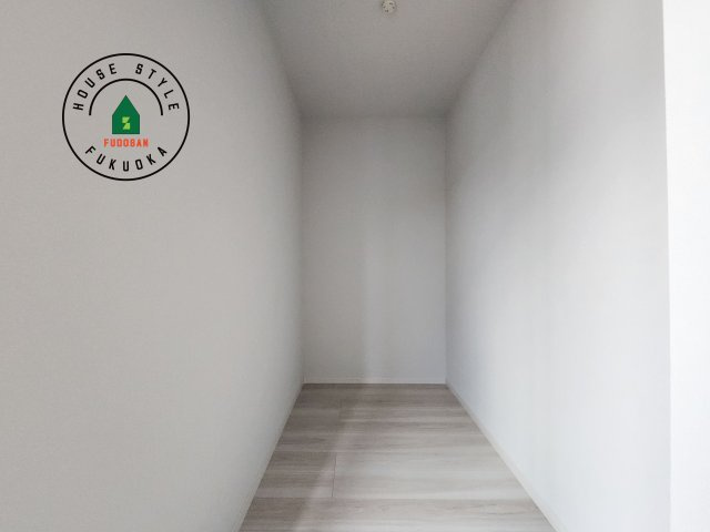 春日市春日原北町5丁目第1-2棟（2号棟）　の収納|洋服や大きな荷物が多い方や人数の多いご家族などは、一般的なクローゼットよりもウォークインクローゼットのほうが使い勝手が良いです。