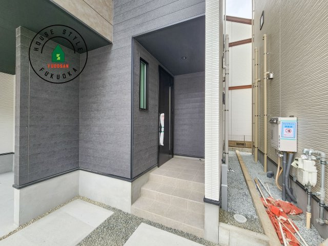 春日市春日原北町5丁目第1-2棟（2号棟）　の玄関|おでかけの時も帰った時も、「我が家」を最初に感じでもらえる素敵な空間に。