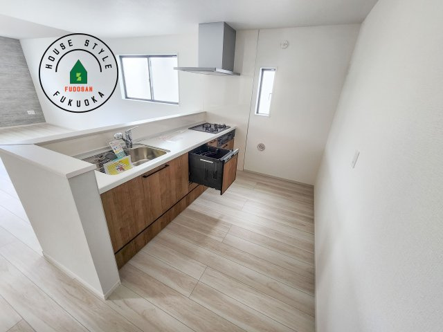 春日市春日原北町5丁目第1-2棟（2号棟）　のキッチン|ダイニングテーブルへの配膳がラクラク、お料理はかどるカウンター付きシステムキッチン！