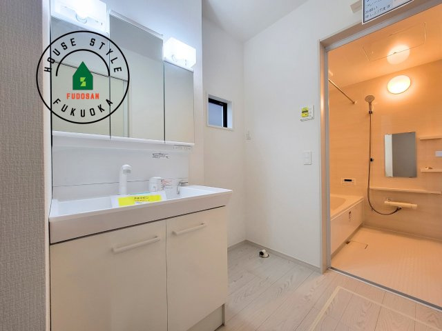 福岡市東区土井2丁目第3-4棟（1号棟）　の脱衣所|ゆとりの洗面スペースで朝の身支度もスムーズに。暮らしを快適に変えるシャワー付洗面台です！