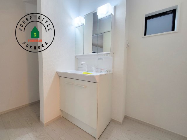 福岡市東区土井2丁目第3-4棟（1号棟）　の独立洗面台|毎日使うものだから清潔な空間を保ちたい水回り。洗面にはそんな願いを解消させてくれる収納アイデアが満載です。三面鏡の裏側にはキャビネットが現れ小物から背の高い物まで収納できます。