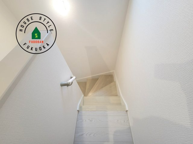 福岡市東区土井2丁目第3-4棟（1号棟）　の内装|＜手すり付階段＞手すりがないと階段の昇り降りで危険なことはもちろん、壁に手をつきながら歩くことで壁紙が汚れやすくなります。すべての方に快適に昇り降りしていただくため、手すりを設置しました。