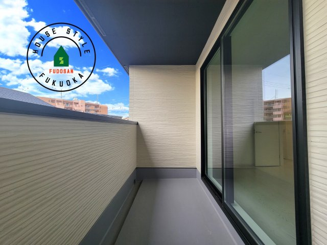 福岡市東区土井2丁目第3-4棟（1号棟）　のバルコニー|風をしっかりと感じられるバルコニーでは、毎日が洗濯日和です。広々としているので洗濯も楽しくなるでしょうし、気分転換にバルコニーからの眺めを楽しむのもいいでしょう。