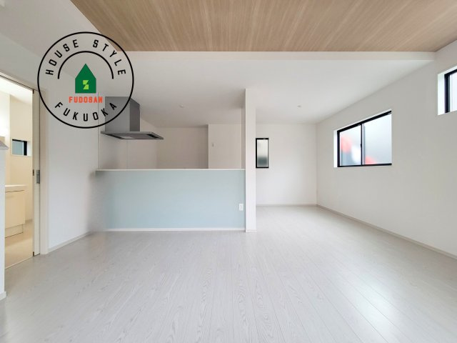 福岡市東区土井2丁目第3-4棟（1号棟）　の居間・リビング|キッチンからリビングをしっかり確認できます。家族の笑顔があふれる空間になりそうですね。