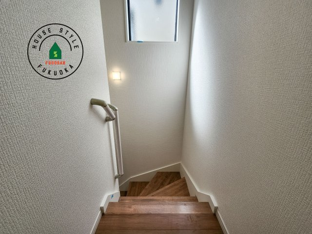 福岡市城南区長尾4丁目第2-4棟（4号棟）の内装|＜手すり付階段＞手すりがないと階段の昇り降りで危険なことはもちろん、壁に手をつきながら歩くことで壁紙が汚れやすくなります。すべての方に快適に昇り降りしていただくため、手すりを設置しました。