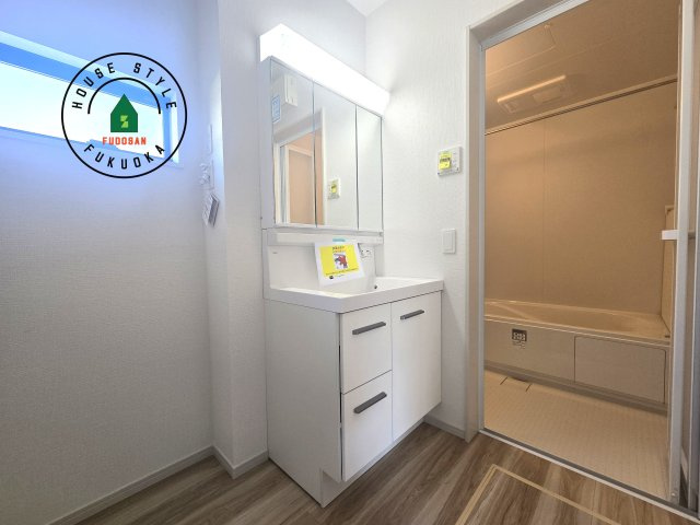 福岡市南区皿山1丁目第6-2棟（1号棟）　の内観：施工例|ゆとりの洗面スペースで朝の身支度もスムーズに。暮らしを快適に変えるシャワー付洗面台です！