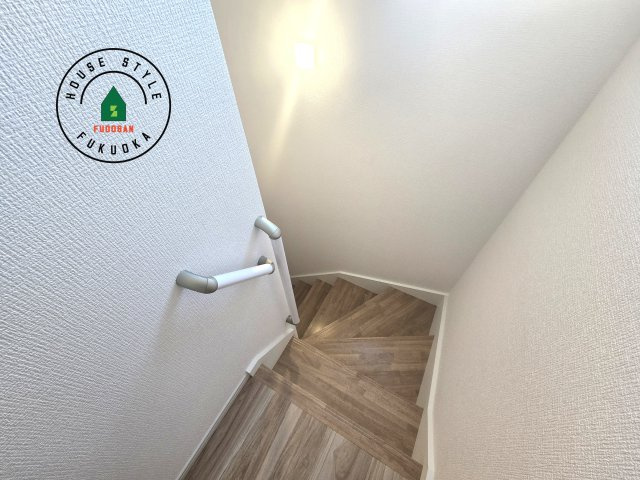 福岡市南区皿山1丁目第6-2棟（1号棟）　の内観：施工例|＜手すり付階段＞手すりがないと階段の昇り降りで危険なことはもちろん、壁に手をつきながら歩くことで壁紙が汚れやすくなります。すべての方に快適に昇り降りしていただくため、手すりを設置しました。
