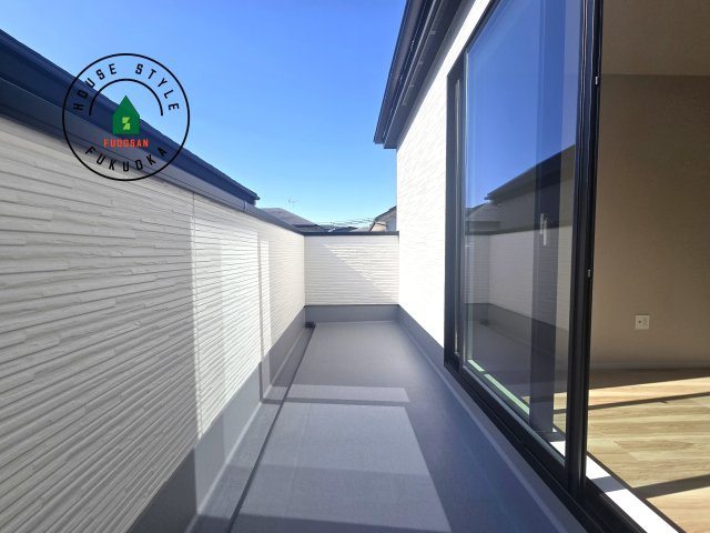 福岡市南区皿山1丁目第6-2棟（1号棟）　の外観：施工例|風をしっかりと感じられるバルコニーでは、毎日が洗濯日和です。広々としているので洗濯も楽しくなるでしょうし、気分転換にバルコニーからの眺めを楽しむのもいいでしょう。