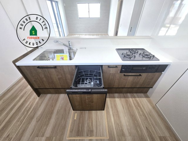 福岡市南区皿山1丁目第6-2棟（1号棟）　の内観：施工例|ご家族を近くに感じられる対面キッチンのLDK。会話もはずみそうですね。