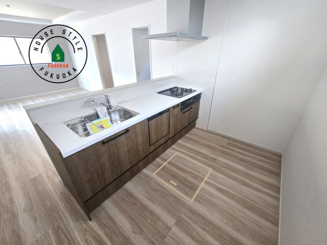 福岡市南区皿山1丁目第6-2棟（1号棟）　の内観：施工例|明るいキッチン作業スペースを多くとりました。ご夫婦でキッチンに立っても調理がしやすい広さです。食器類もすっきりと片付く収納は魅力的です。