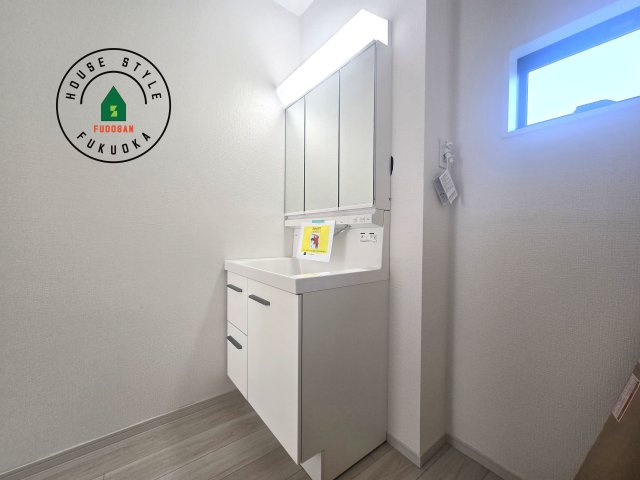 福岡市南区皿山1丁目第6-2棟（2号棟）　の内観：施工例|毎日使うものだから清潔な空間を保ちたい水回り。洗面にはそんな願いを解消させてくれる収納アイデアが満載です。三面鏡の裏側にはキャビネットが現れ小物から背の高い物まで収納できます。