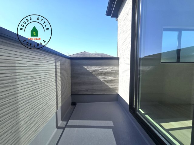 福岡市南区皿山1丁目第6-2棟（2号棟）　の外観：施工例|風をしっかりと感じられるバルコニーでは、毎日が洗濯日和です。広々としているので洗濯も楽しくなるでしょうし、気分転換にバルコニーからの眺めを楽しむのもいいでしょう。