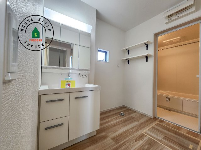 古賀市花見東3丁目第3-2棟（2号棟）　の脱衣所|ゆとりの洗面スペースで朝の身支度もスムーズに。暮らしを快適に変えるシャワー付洗面台です！