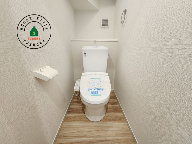 古賀市花見東3丁目第3-2棟（2号棟）　のトイレ|温水洗浄便座を完備しております。2ヶ所にトイレがあるのは朝の慌ただしい時間も安心です。