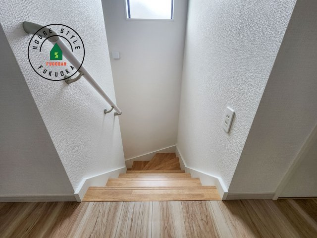 古賀市花見東3丁目第3-2棟（2号棟）　の内装|＜手すり付階段＞手すりがないと階段の昇り降りで危険なことはもちろん、壁に手をつきながら歩くことで壁紙が汚れやすくなります。すべての方に快適に昇り降りしていただくため、手すりを設置しました。