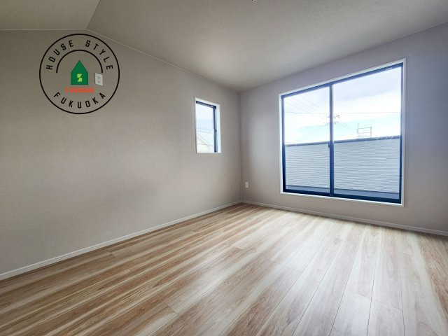 古賀市花見東3丁目第3-2棟（2号棟）　の寝室|主寝室には収納力に優れたクローゼットがありますので、お部屋もすっきり片付きます。