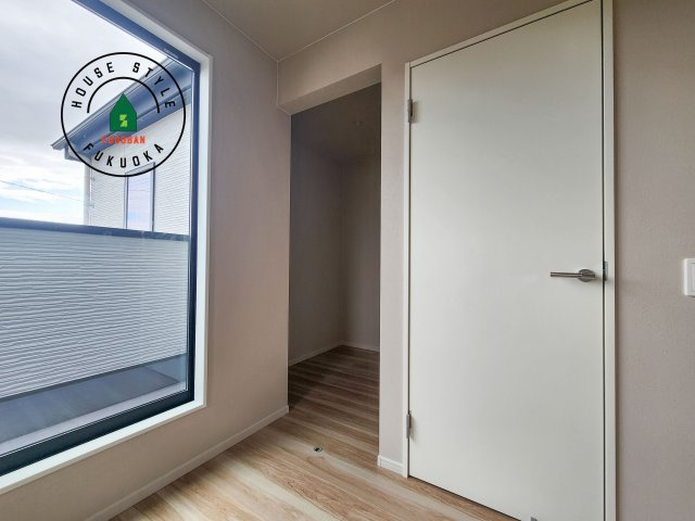 古賀市花見東3丁目第3-2棟（2号棟）　の収納|洋服や大きな荷物が多い方や人数の多いご家族などは、一般的なクローゼットよりもウォークインクローゼットのほうが使い勝手が良いです。