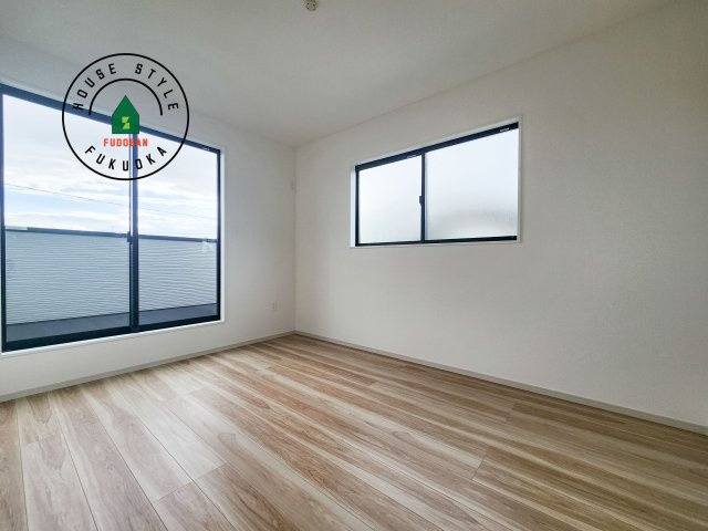 古賀市花見東3丁目第3-2棟（2号棟）　の洋室|採光良好な洋室は全居室、複層ガラスの遮熱効果と断熱効果で、一年中快適に過ごせます。