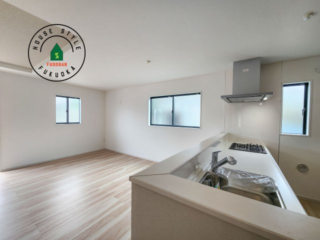 古賀市花見東3丁目第3-2棟（2号棟）　のダイニング|会話が弾む場所として居心地の良いリビングです。