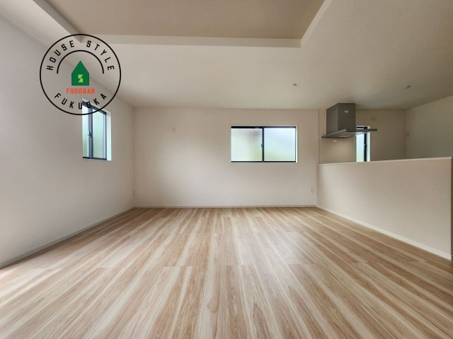 古賀市花見東3丁目第3-2棟（2号棟）　の居間・リビング|キッチンからリビングをしっかり確認できます。家族の笑顔があふれる空間になりそうですね。