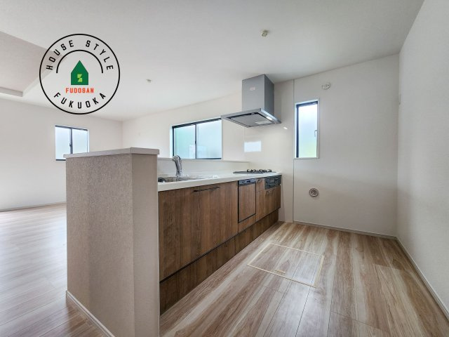 古賀市花見東3丁目第3-2棟（2号棟）　のキッチン|明るいキッチン作業スペースを多くとりました。ご夫婦でキッチンに立っても調理がしやすい広さです。食器類もすっきりと片付く収納は魅力的です。