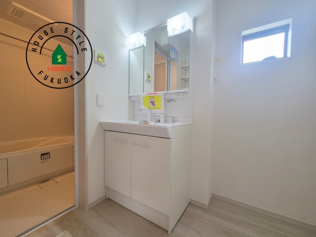 糟屋郡須恵町新原第1-1棟（1号棟）　の脱衣所|ゆとりの洗面スペースで朝の身支度もスムーズに。暮らしを快適に変えるシャワー付洗面台です！