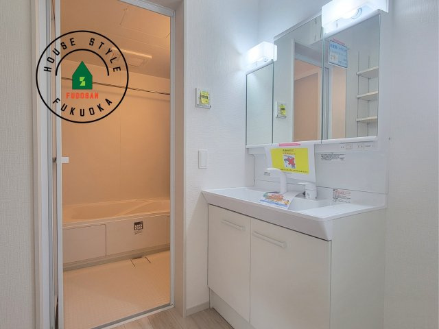 糟屋郡須恵町新原第1-1棟（1号棟）　の独立洗面台|毎日使うものだから清潔な空間を保ちたい水回り。洗面にはそんな願いを解消させてくれる収納アイデアが満載です。三面鏡の裏側にはキャビネットが現れ小物から背の高い物まで収納できます。