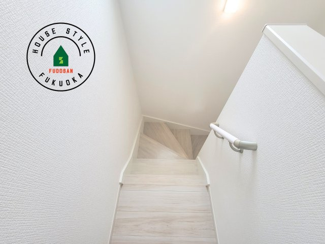 糟屋郡須恵町新原第1-1棟（1号棟）　の内装|＜手すり付階段＞手すりがないと階段の昇り降りで危険なことはもちろん、壁に手をつきながら歩くことで壁紙が汚れやすくなります。すべての方に快適に昇り降りしていただくため、手すりを設置しました。