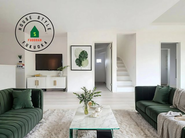 糟屋郡須恵町新原第1-1棟（1号棟）　の居間・リビング|明るく開放的なリビングダイニングは豊かな陽光が注ぎ込み、やすらぎの空間を演出してくれます。ご家族で楽しいひとときをお過ごし下さい。※家具はCGを合成したものです。