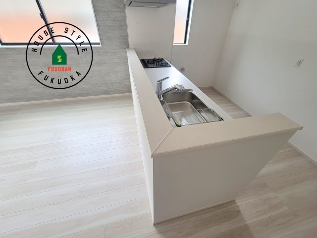 糟屋郡須恵町新原第1-1棟（1号棟）　のダイニング|キッチンから立ち込める香りが今日の料理を期待させます。