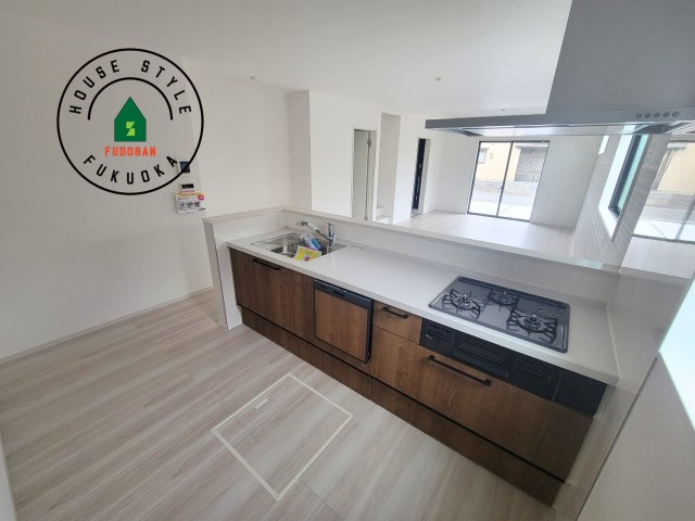 糟屋郡須恵町新原第1-1棟（1号棟）　のキッチン|ダイニングテーブルへの配膳がラクラク、お料理はかどるカウンター付きシステムキッチン！