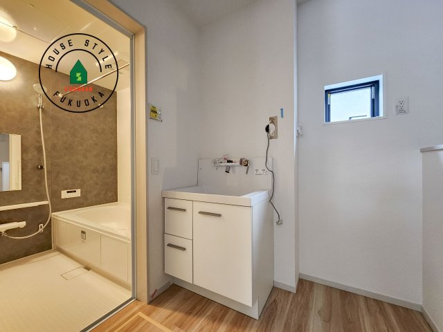 福岡市西区石丸3丁目第5-1棟（1号棟）　の独立洗面台|毎日使うものだから清潔な空間を保ちたい水回り。洗面にはそんな願いを解消させてくれる収納アイデアが満載です。三面鏡の裏側にはキャビネットが現れ小物から背の高い物まで収納できます。