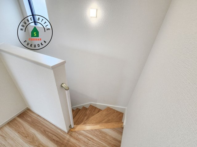 福岡市西区石丸3丁目第5-1棟（1号棟）　の内装|＜手すり付階段＞手すりがないと階段の昇り降りで危険なことはもちろん、壁に手をつきながら歩くことで壁紙が汚れやすくなります。すべての方に快適に昇り降りしていただくため、手すりを設置しました。