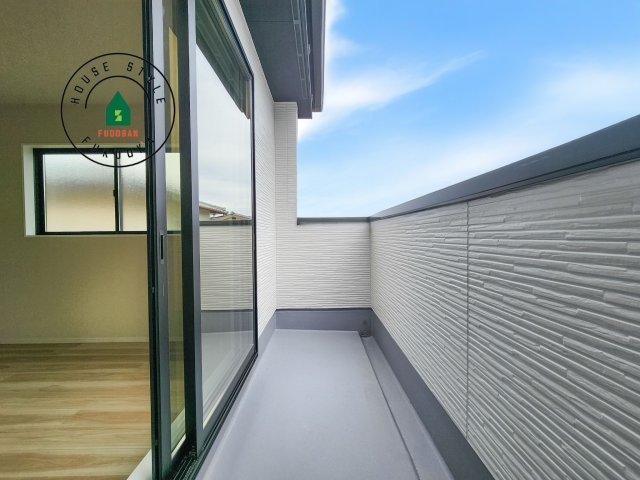 福岡市西区石丸3丁目第5-1棟（1号棟）　のバルコニー|風をしっかりと感じられるバルコニーでは、毎日が洗濯日和です。広々としているので洗濯も楽しくなるでしょうし、気分転換にバルコニーからの眺めを楽しむのもいいでしょう。