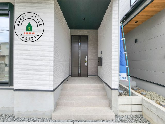 福岡市西区石丸3丁目第5-1棟（1号棟）　の玄関|おでかけの時も帰った時も、「我が家」を最初に感じでもらえる素敵な空間に。