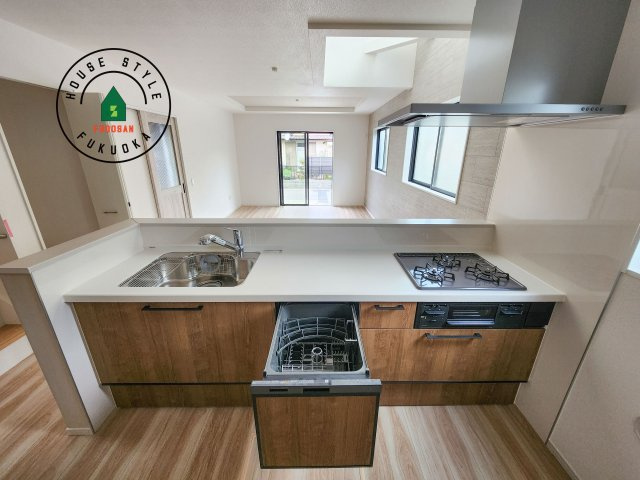 福岡市西区石丸3丁目第5-1棟（1号棟）　のキッチン|ご家族を近くに感じられる対面キッチンのLDK。会話もはずみそうですね。