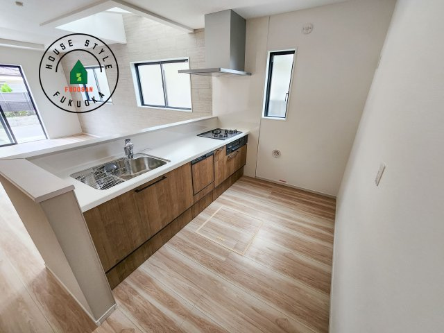 福岡市西区石丸3丁目第5-1棟（1号棟）　のキッチン|明るいキッチン作業スペースを多くとりました。ご夫婦でキッチンに立っても調理がしやすい広さです。食器類もすっきりと片付く収納は魅力的です。