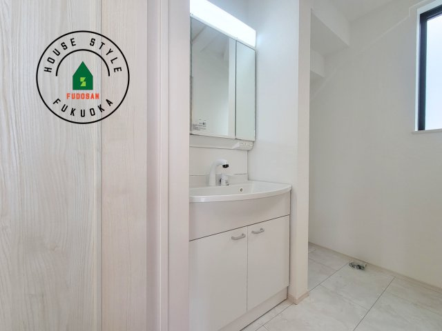 福岡市東区三苫6丁目第1-2棟（1号棟）の独立洗面台|毎日使うものだから清潔な空間を保ちたい水回り。洗面にはそんな願いを解消させてくれる収納アイデアが満載です。三面鏡の裏側にはキャビネットが現れ小物から背の高い物まで収納できます。